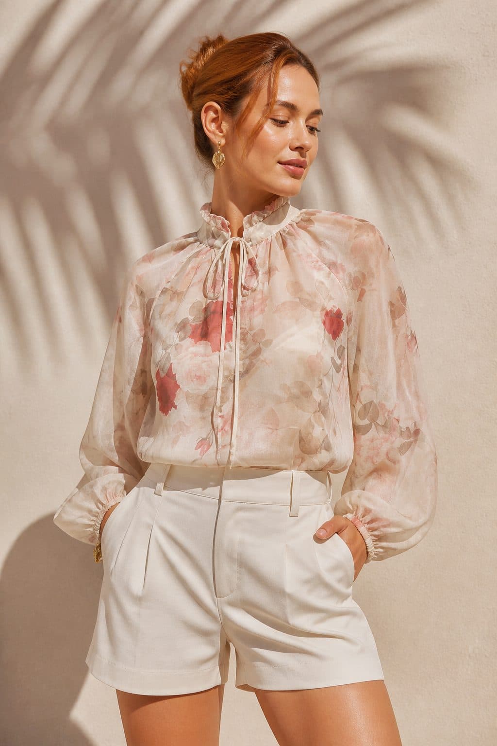 Blusa floral com gola alta e amarração