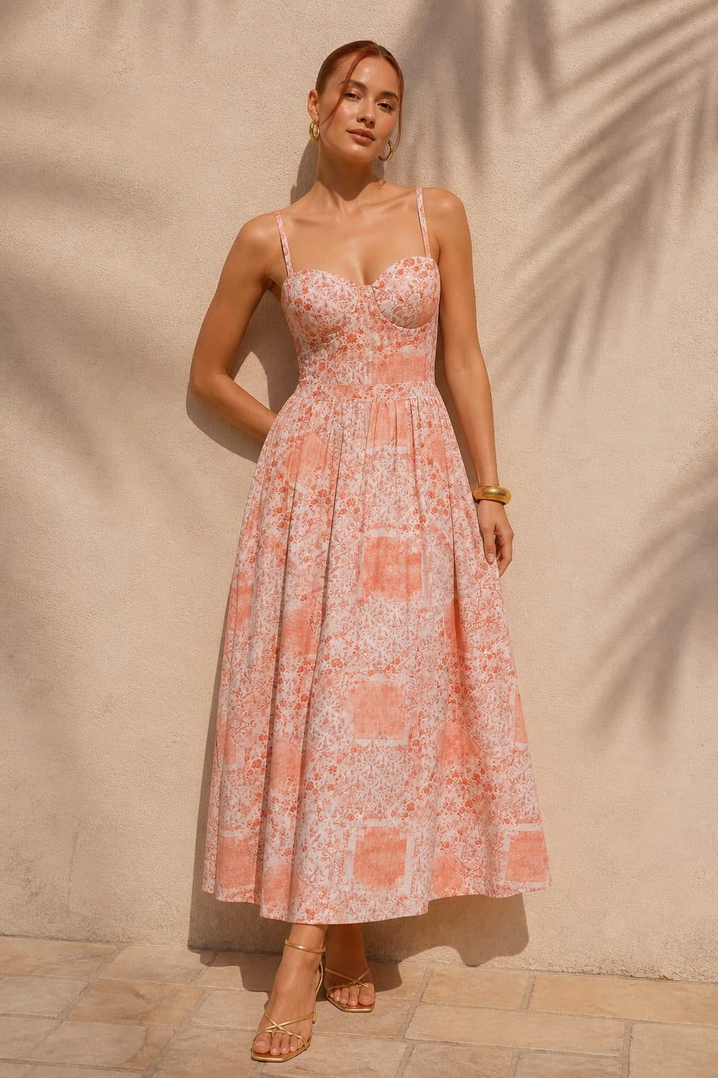 Vestido midi floral com busto bustier